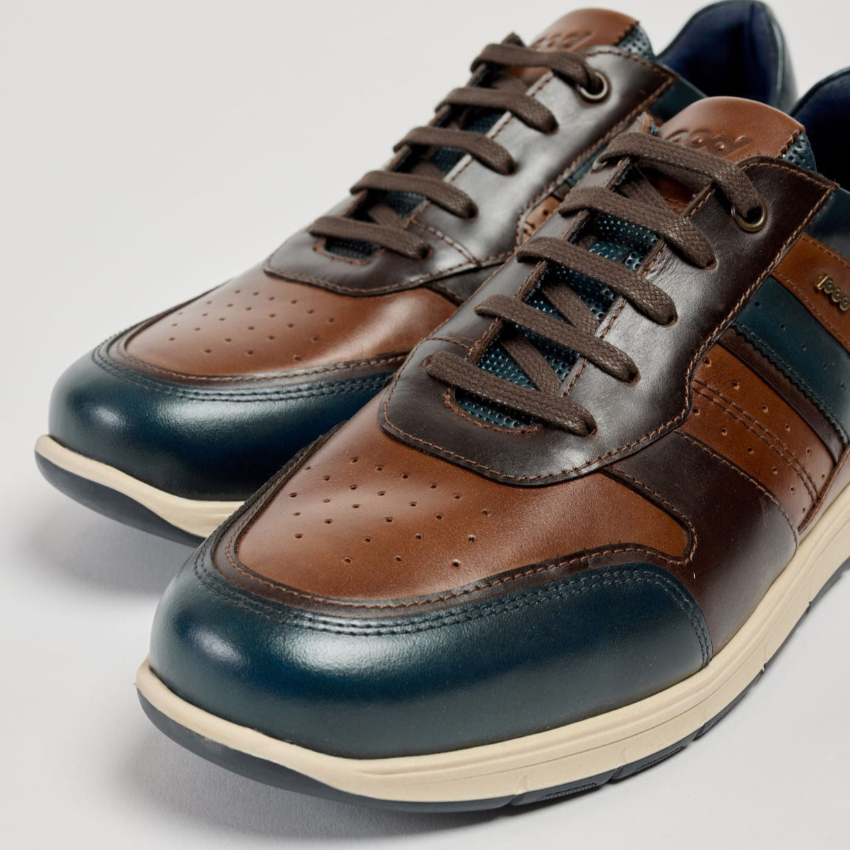 Pod Arrow Navy Leather Trainers